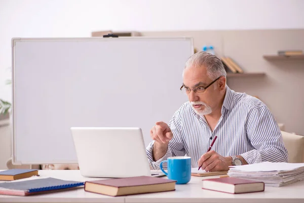 Old male employee working from home during pandemic — Stock Photo, Image