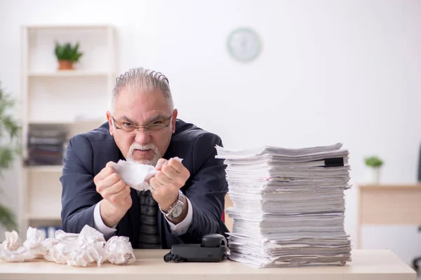 Velho empregado masculino no conceito de brainstorming — Fotografia de Stock