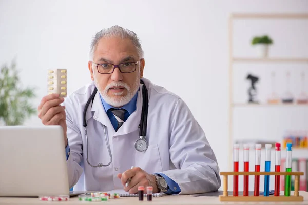 Vecchio medico farmacista di sesso maschile che lavora al laboratorio — Foto Stock