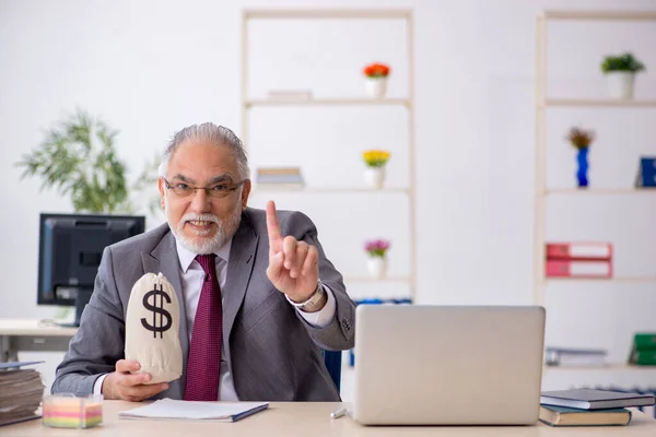 Antiguo empleado masculino en concepto de remuneración —  Fotos de Stock