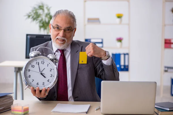 Oude mannelijke werknemer in time mangement concept — Stockfoto