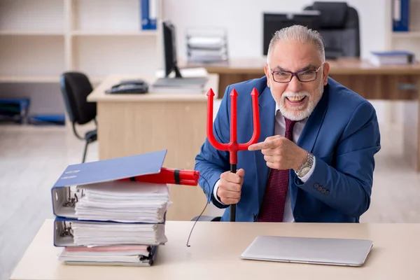 Alte männliche Angestellte unzufrieden mit exzessiver Arbeit im Büro — Stockfoto