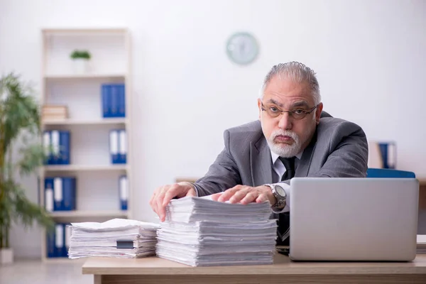 Velho funcionário masculino infeliz com excesso de trabalho no escritório — Fotografia de Stock