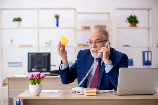 Viejo empleado que trabaja en la oficina —  Fotos de Stock