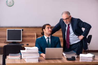Kabadayılık kavramında yaşlı erkek işveren ve genç erkek asistan