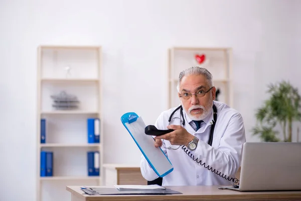 Vieux médecin masculin dans le concept de télémédecine — Photo