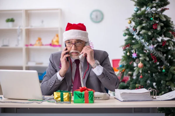 Funcionário idoso do sexo masculino comemorando o Natal no local de trabalho — Fotografia de Stock