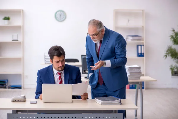 Dos colegas varones que trabajan en la oficina — Foto de Stock