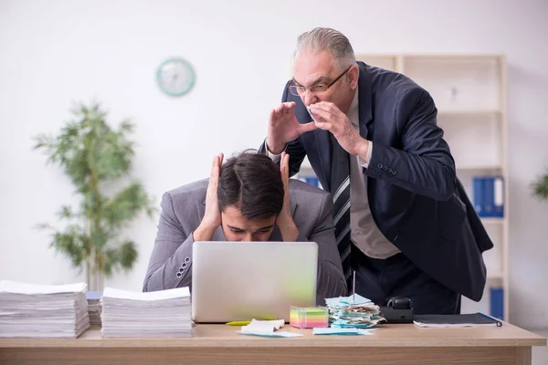 Dois empregados do sexo masculino no conceito de bullying — Fotografia de Stock