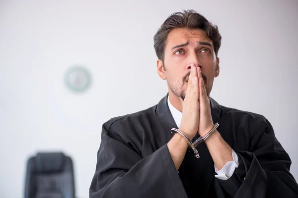 Jonge mannelijke rechter in corruptie concept — Stockfoto