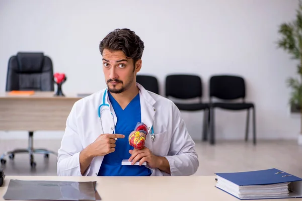 Ung manlig läkare kardiolog arbetar på kliniken — Stockfoto