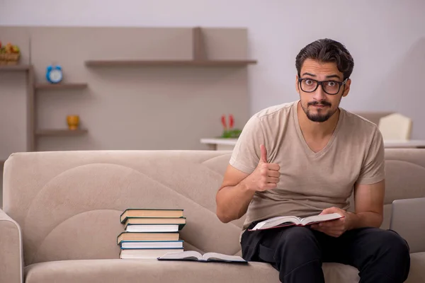 Joven estudiante masculino estudiando en casa durante una pandemia — Foto de Stock