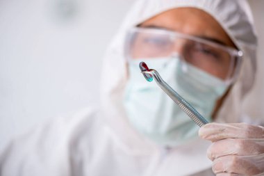 Genç erkek kimyager uyuşturucu sentezi konsepti