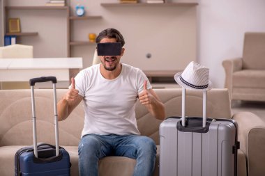 Genç adam eve gitmeye hazırlanıyor.