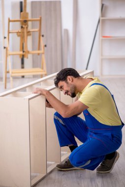 Evde çalışan genç erkek marangoz.