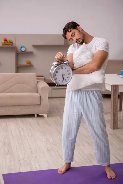 Jovem fazendo exercícios esportivos em casa na gestão do tempo conce — Fotografia de Stock