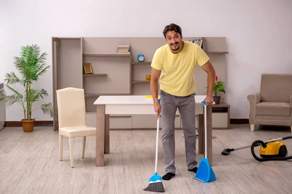 Joven haciendo tareas domésticas en casa — Foto de Stock