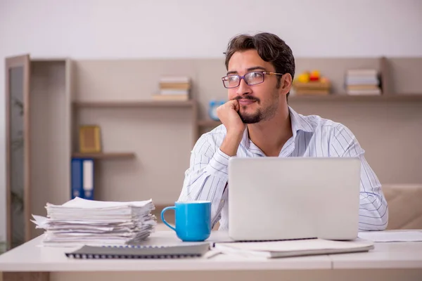 Junger Geschäftsmann arbeitet während Pandemie von zu Hause aus — Stockfoto