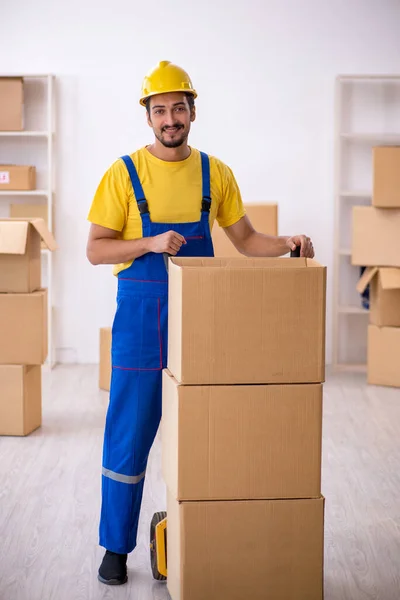 Joven contratista masculino haciendo la reubicación del hogar — Foto de Stock