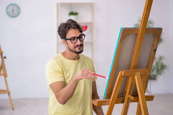 Jovem que gosta de pintar em casa — Fotografia de Stock