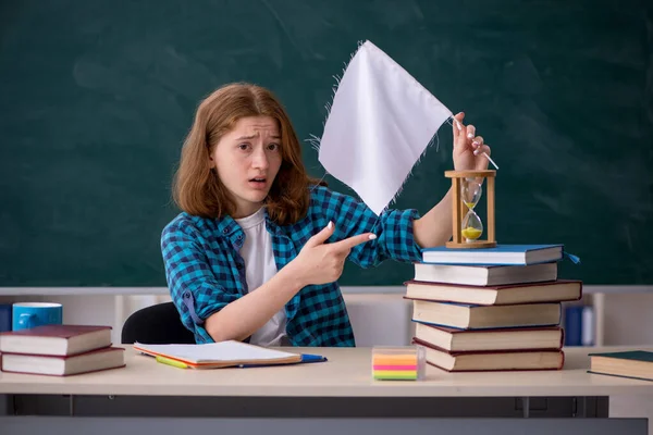 Jonge vrouwelijke student in time management concept — Stockfoto