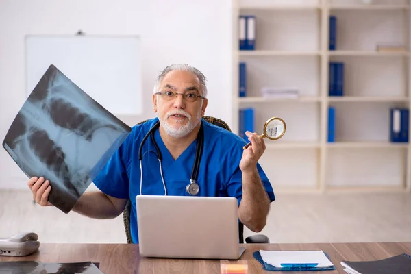 Old male doctor radiologist working in the clinic — Stock Photo, Image