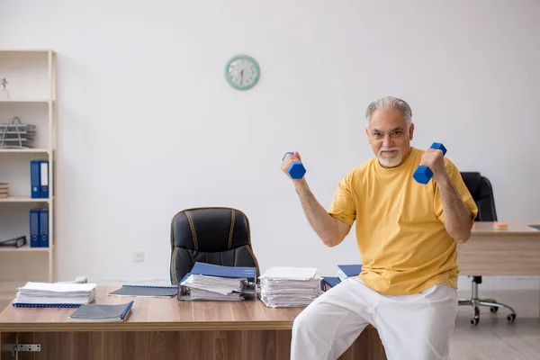 Παλιός επιχειρηματίας υπάλληλος που κάνει αθλητικές ασκήσεις στο γραφείο — Φωτογραφία Αρχείου
