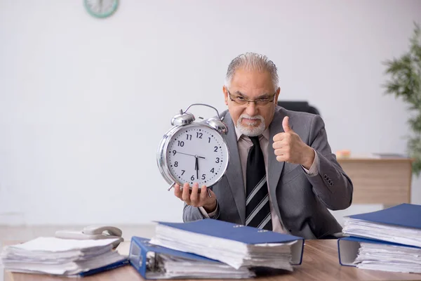 Oud mannelijk werknemer in time management concept — Stockfoto