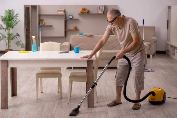 Vecchio che fa i lavori domestici a casa — Foto Stock