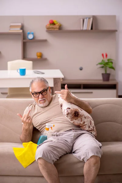 Velho fazendo tarefas domésticas em casa — Fotografia de Stock