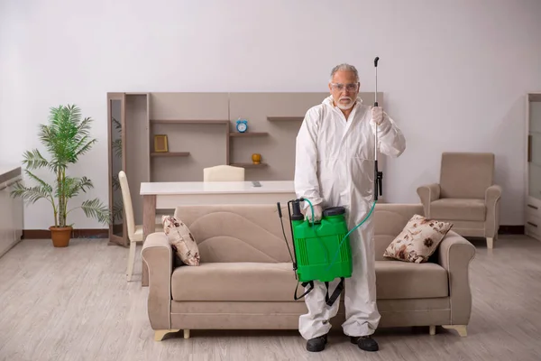 Ancien entrepreneur masculin faisant la lutte antiparasitaire à la maison — Photo