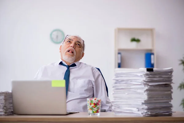 Vieil employé masculin se sentant mal au bureau — Photo
