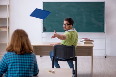 Sınıfta oturan iki öğrenci.