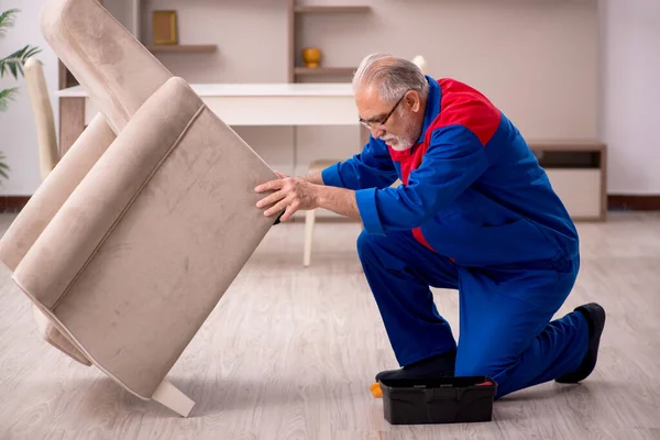 Viejo carpintero trabajando en interiores —  Fotos de Stock