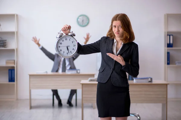 Dois colegas que trabalham no escritório no conceito de gerenciamento de tempo — Fotografia de Stock