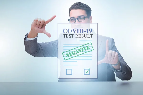 Koncepce koronavirového covid-19 testu s podnikatelem — Stock fotografie