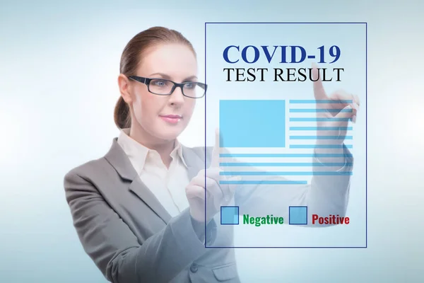 Concept de test coronavirus covid-19 avec femme d'affaires — Photo