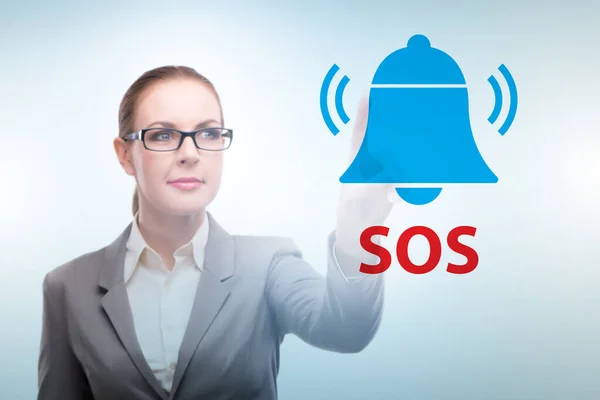 Empresária pressionando o botão SOS em caso de perigo — Fotografia de Stock