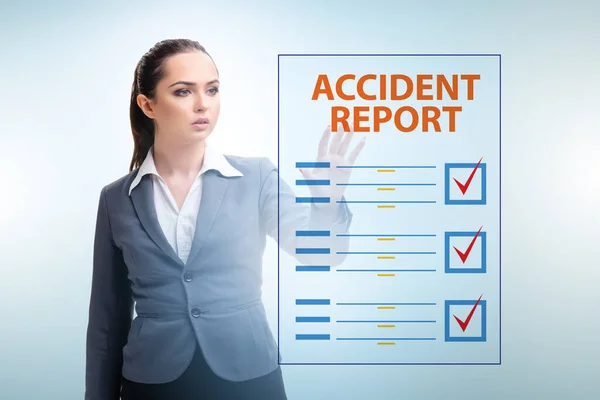 Бизнесмен нажимает кнопки на отчете о виртуальной аварии — стоковое фото
