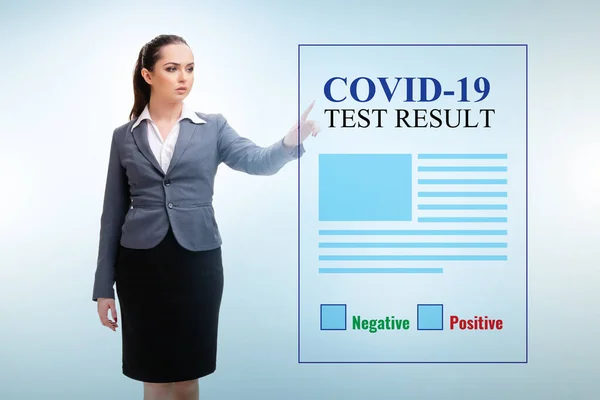 Concepto de coronavirus covid-19 test con empresaria —  Fotos de Stock
