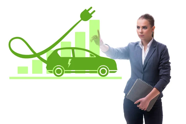 Ηλεκτρικό αυτοκίνητο έννοια με businesswomen πατώντας κουμπί — Φωτογραφία Αρχείου