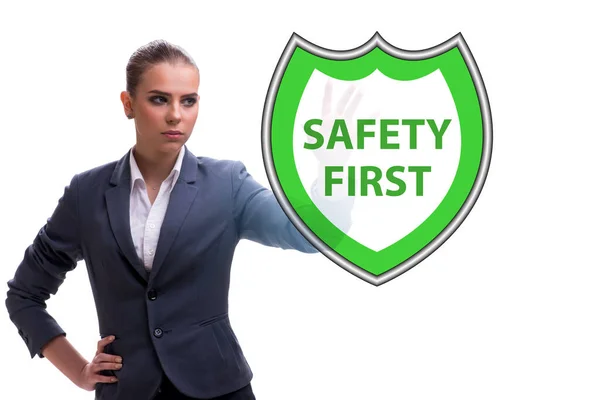 Veiligheid eerste concept met zakenvrouw — Stockfoto