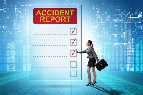 Invullen van het ongevallenrapport in het verzekeringsconcept — Stockfoto