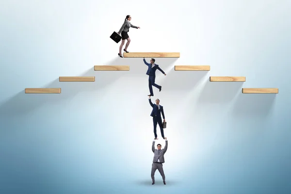 Teamwork concept met zakenmensen die elkaar helpen — Stockfoto