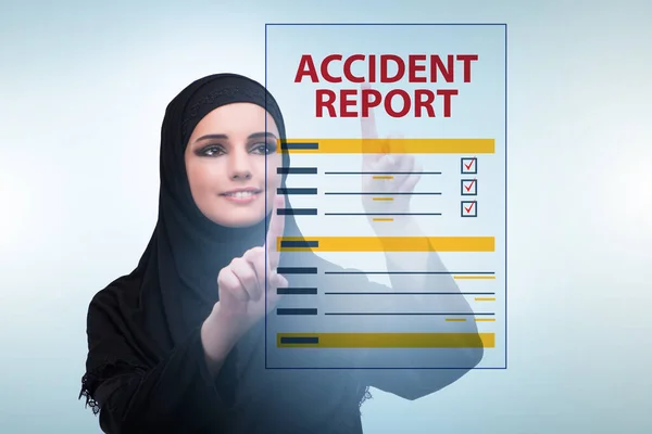 Businesswoman nyomja gombok virtuális baleseti jelentés — Stock Fotó