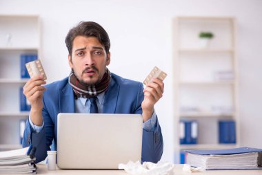 İş yerinde acı çeken genç bir erkek işçi.