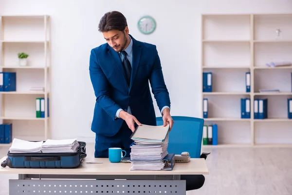 Young male employee preparing for business trip at workplace — Stock Photo, Image