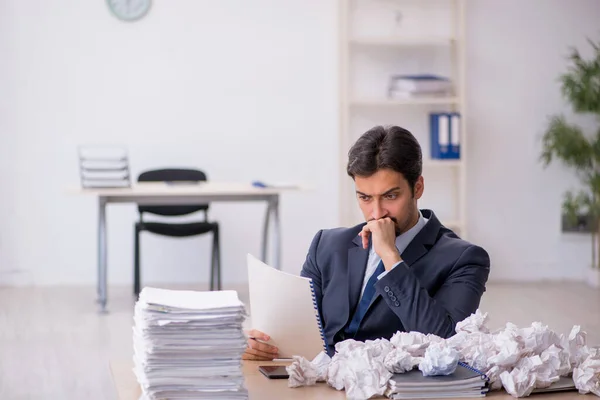 Junge männliche Mitarbeiter im Brainstorming-Konzept — Stockfoto