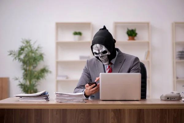Diable homme d'affaires employé assis sur le lieu de travail — Photo