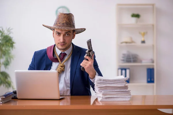 Junger Cowboy-Geschäftsmann arbeitet am Arbeitsplatz — Stockfoto